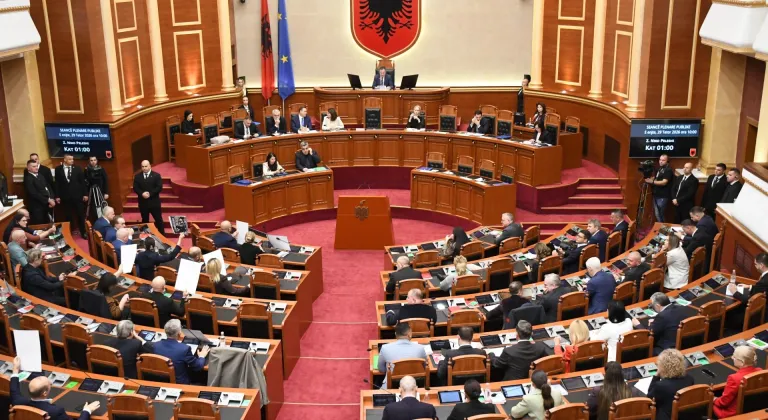 Arnavutluk Meclisinde ülkedeki gösteriler nedeniyle gerginlik yaşandı