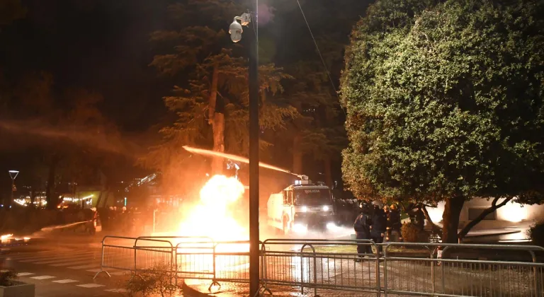 Arnavutluk'ta muhalefetin çağrısıyla toplanan göstericiler hükümetin istifasını istedi