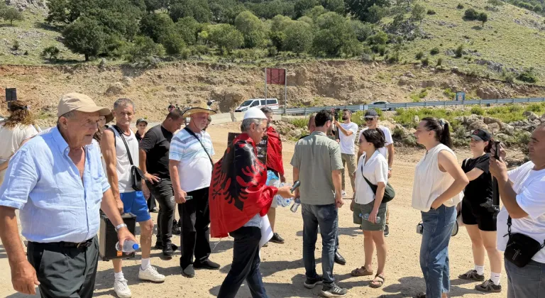 Arnavutluk'ta turizm projelerine karşı Meclis binası önünde gösteri düzenlendi