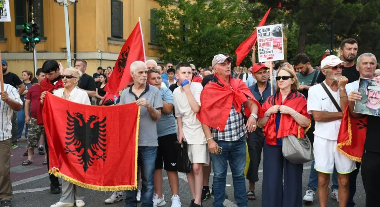 Arnavutluk'ta Zvernec'teki turizm projesine karşı gösteriler devam ediyor