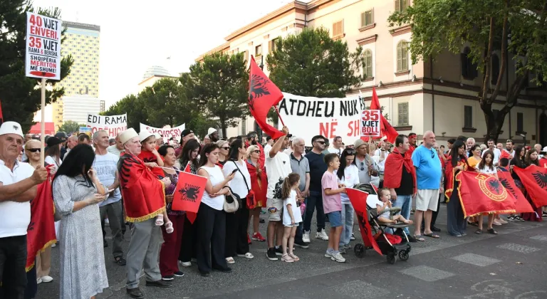 Arnavutluk'ta Zvernec'teki turizm projesine karşı gösteriler haftalardır sürüyor