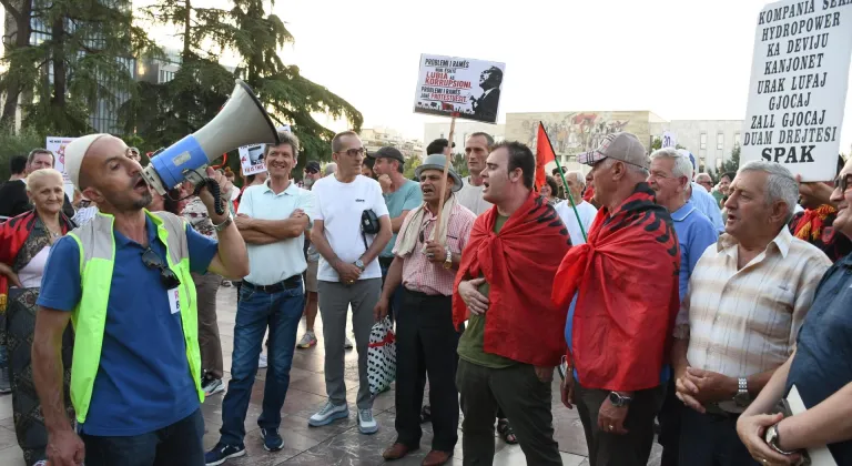 Arnavutluk'ta Zvernec'teki turizm projesine karşı gösteriler sürüyor
