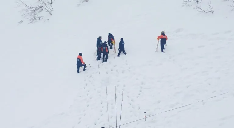 Artvin'de çığ altında kalan çobanı arama çalışmaları yeniden başladı