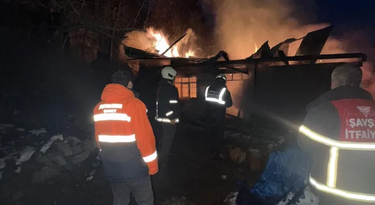 Artvin'de çıkan yangında ahşap ev kullanılamaz hale geldi