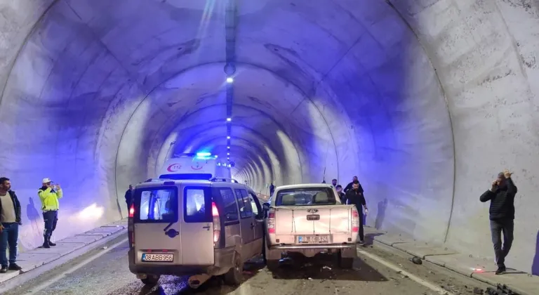 Artvin'de hafif ticari aracın pikapla çarpıştığı kazada 7 kişi yaralandı