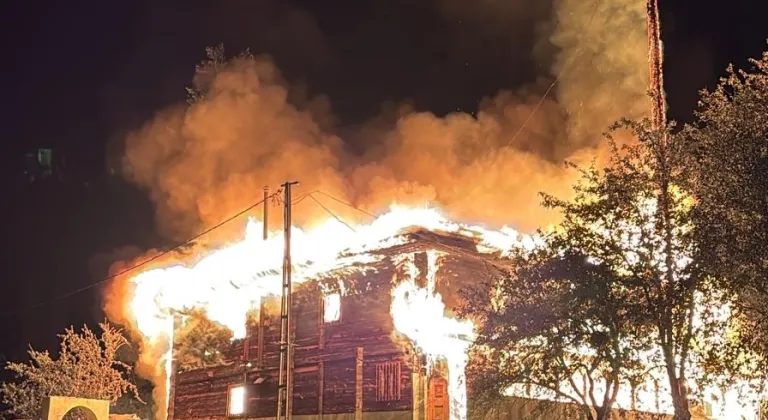 Artvin'deki yangında ahşap cami kullanılamaz hale geldi