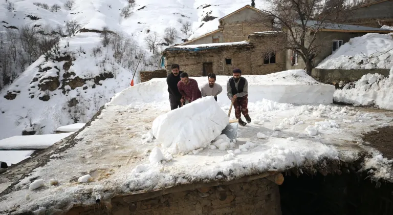 Asırlık taş evlerin damında biriken kar imece usulüyle temizleniyor