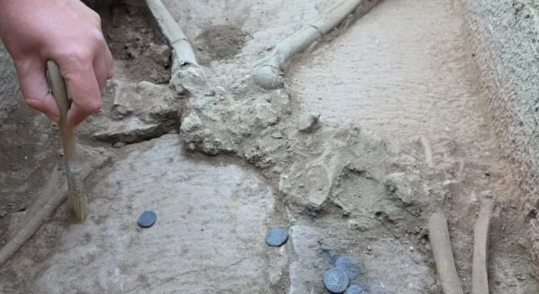 Aspendos'ta 2 bin 400 yıllık güreşçi mezarı keşfedildi