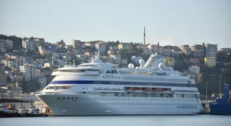 "Astoria Grande" kruvaziyeri 808 yolcusuyla Samsun'a geldi