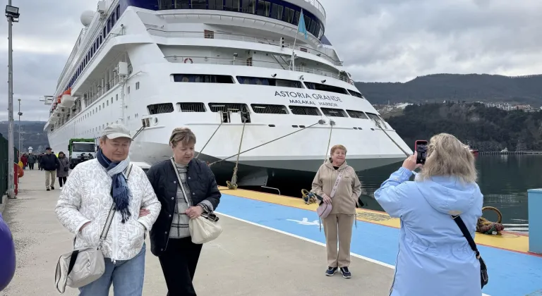 "Astoria Grande" kruvaziyeri 819 yolcusuyla Amasra'ya geldi