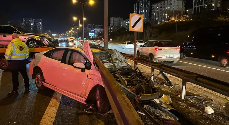 Ataşehir'de iki otomobilin çarpıştığı kazada 2 kişi yaralandı