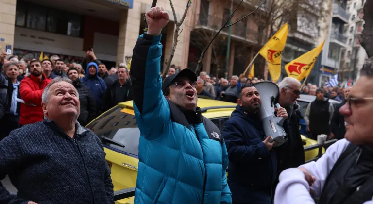 Atina’da grevdeki taksiciler Meclis binasına yürüyüş düzenledi