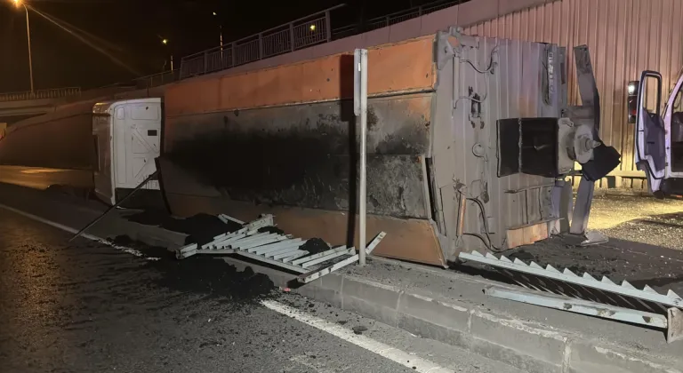 Avcılar'da İBB'ye bağlı asfalt kamyonu virajı alamayarak alt geçit yoluna düştü
