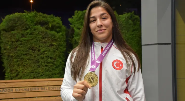 Avrupa Şampiyonası'ndan altın madalya ile dönen milli güreşçi Trabzon Havalimanı'nda karşılandı