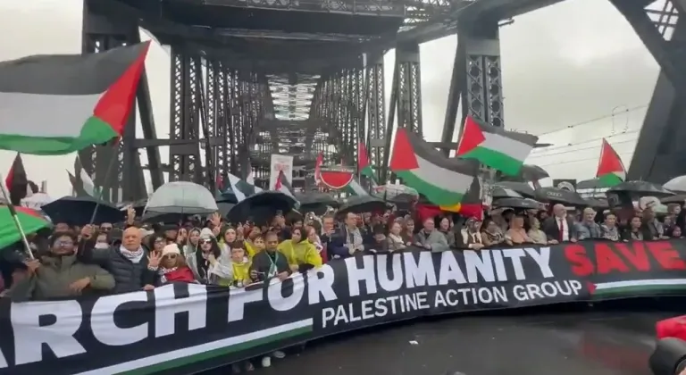 Avustralya’da 90 bin kişi Filistin’e destek için Sydney Köprüsü’nde yürüdü