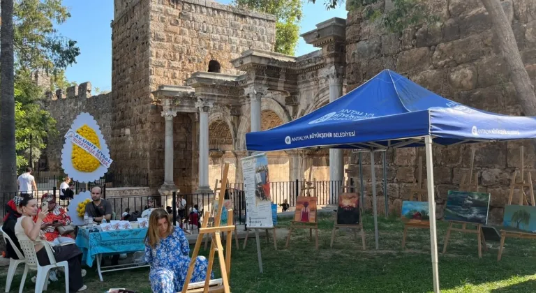 Ayaklarıyla resmettiği eserleri Hadrianus Kapısı'nda sergiledi