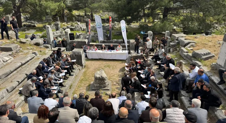 Aydın Söke'de meclis toplantısı Priene Antik Kenti'nde yapıldı