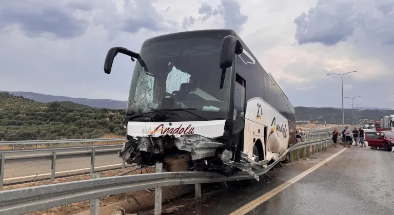Aydın'da otomobille yolcu otobüsünün çarpıştığı kazada 9 kişi yaralandı