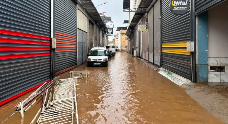 Aydın'da sağanak nedeniyle ev ve iş yerlerini su bastı