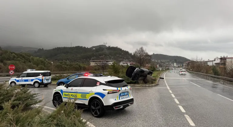 Aydın'da trafik ışığına çarpan otomobildeki 2 kişi yaralandı