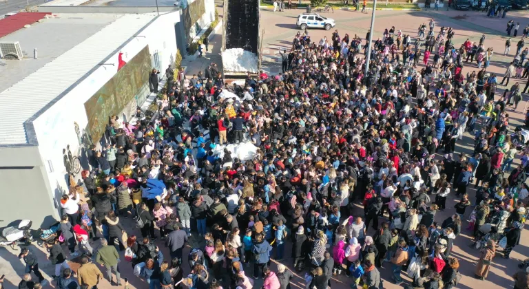 Aydın'da vatandaşlar kamyonla getirilen karda eğlendi