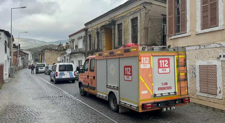 Aydın'da yağışlardan etkilenen evin bir bölümünün yıkılması kamerada