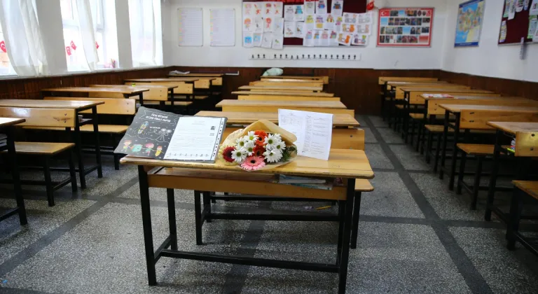 Babaları tarafından öldürülen kardeşlerin karneleri sıralarına konuldu