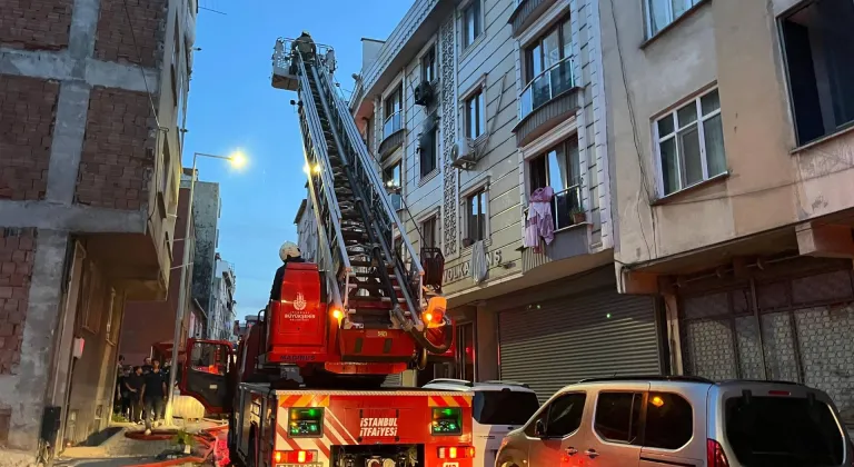 Bağcılar'da apartman dairesinde çıkan yangın hasara neden oldu