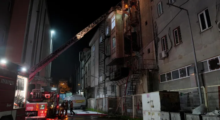 Bağcılar'da bir iş yerinde çıkan yangın söndürüldü