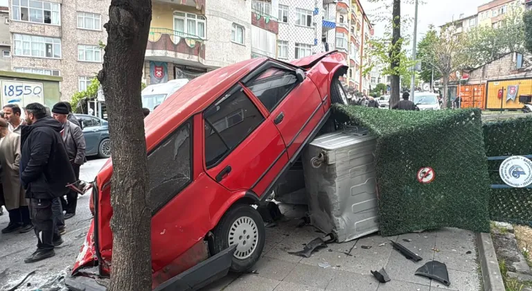 Bağcılar'da freni boşalan kamyon 8 araca zarar verdi