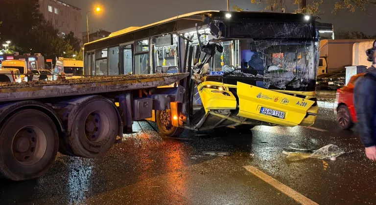 Bağcılar'da özel halk otobüsü park halindeki çekiciye çarptı