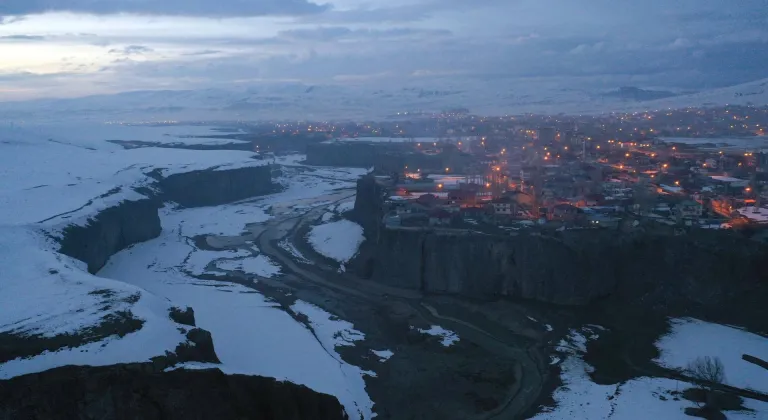 Baharda karla kaplanan Murat Kanyonu gece ve gündüz dronla görüntülendi