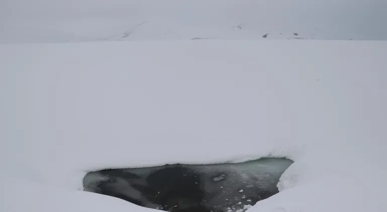 Baharda yüzeyi karla kaplı olan Balık Gölü dronla görüntülendi