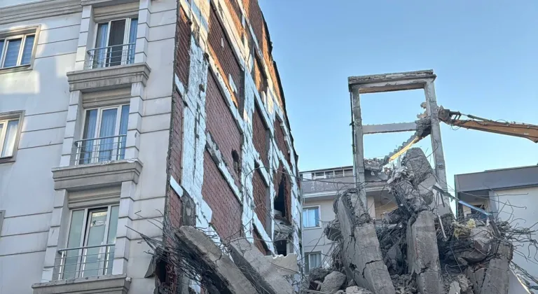 Bahçelievler'de bir binanın yıkımı sırasında kopan beton parçaları 2 binaya zarar verdi
