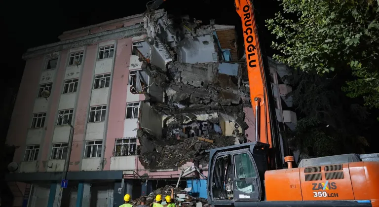 Bahçelievler'de çöken binanın yanındaki riskli binada yıkım çalışmaları başladı