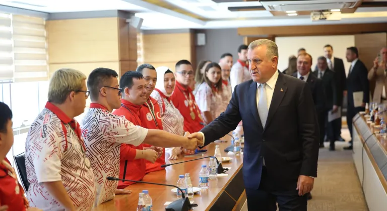 Bakan Bak, madalya kazanan özel sporcularla bir araya geldi