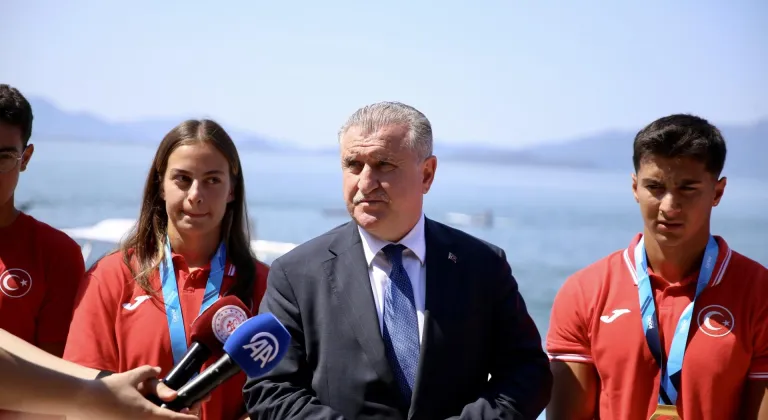 Bakan Bak, Muğla'da Kano Milli Takımı sporcularıyla bir araya geldi: