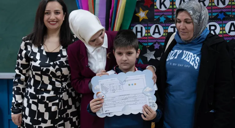 Bakan Göktaş, babası Pençe-Kilit Harekatı'nda şehit olan öğrencinin karne törenine katıldı: