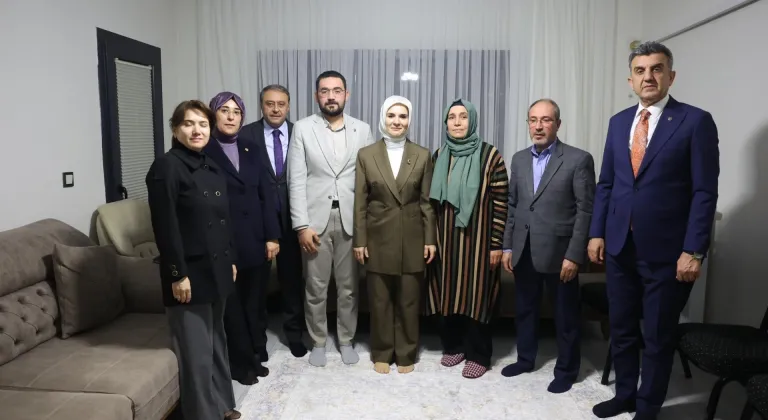 Bakan Göktaş, Şanlıurfa'da yeni evlerine kavuşan depremzede ailenin iftar sofrasına misafir oldu