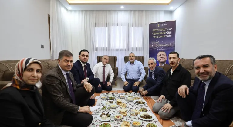 Bakan Işıkhan, Elazığ'da depremzede Yıldırım ailesinin iftar sofrasına konuk oldu