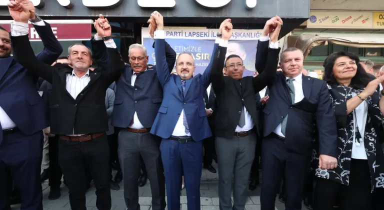 Bakan Yardımcısı Turan, AK Parti’ye katılan üç muhtar ve Cahit Bolelli’ye rozet taktı