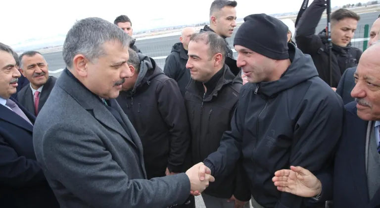 Bakanlar Tekin ile Çiftçi Erzurum'da meşaleler ve bar gösterisiyle karşılandı