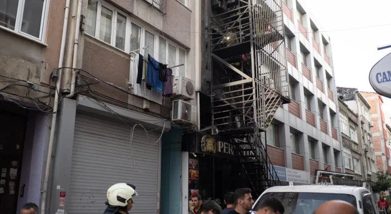 Bakırköy’de bir otelde çıkan yangında 12 kişi yaralandı