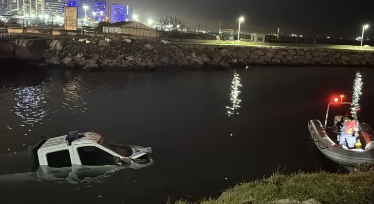 Bakırköy'de kaza yapan zabıta aracı denize düştü