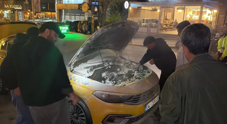 Bakırköy'de seyir halindeki takside çıkan yangın söndürüldü