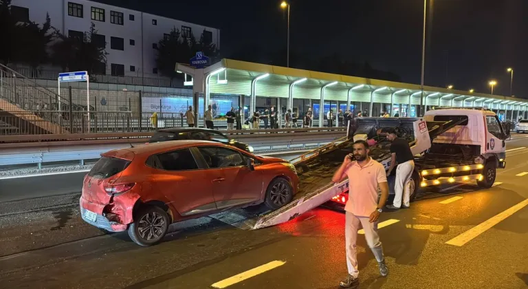 Bakırköy'de üç aracın karıştığı kazada 3 kişi yaralandı