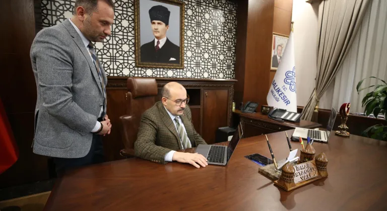 Balıkesir Valisi İsmail Ustaoğlu, AA'nın "Yılın Kareleri" oylamasına katıldı