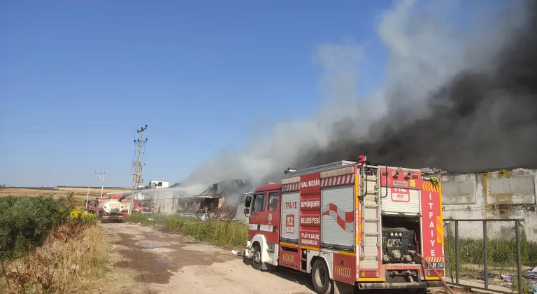 Balıkesir'de geri dönüşüm tesisinde çıkan yangın söndürüldü