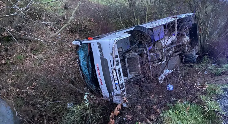 Balıkesir'de işçileri taşıyan midibüsün devrilmesi sonucu 16 kişi yaralandı