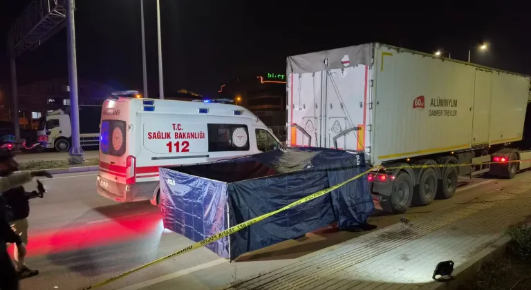 Balıkesir'de park halindeki tıra çarpan motosiklet sürücüsü öldü